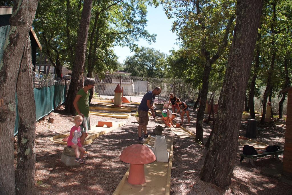 Camping Le Parc Saint-Paul-en-Foret Exterior photo